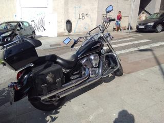 Moto custom negra. Kawasaki VN Vulcan 900