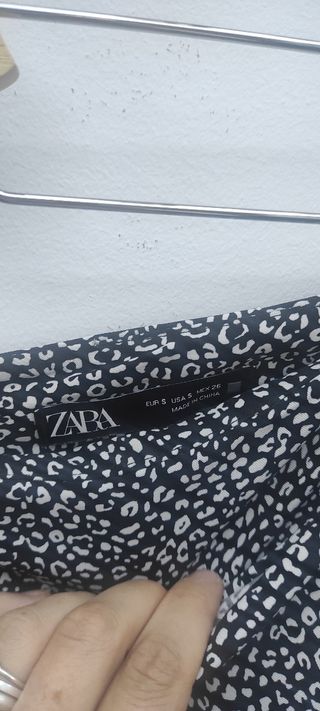 Falda pantalón print negra Stradivarius