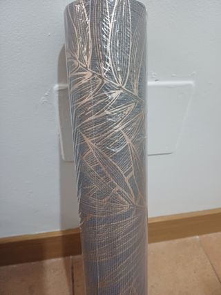 Papel pintado hojas doradas y grises