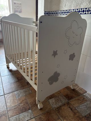 Cuna blanca con diseño de nubes