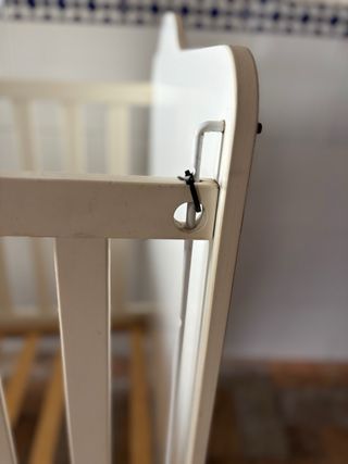 Cuna blanca con diseño de nubes