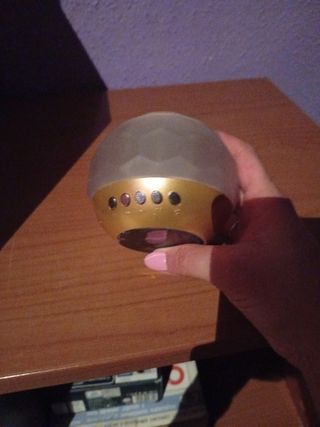 Altavoz redondo dorado y blanco