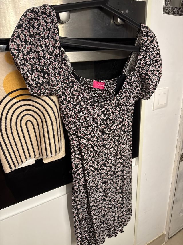 Vestido floral negro con botones