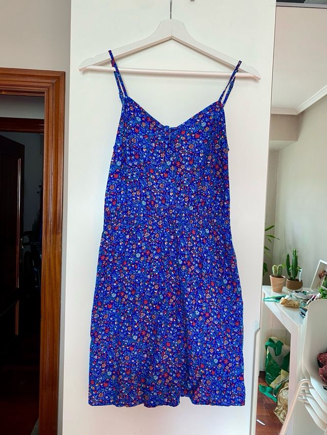 Vestido de verano azul con flores