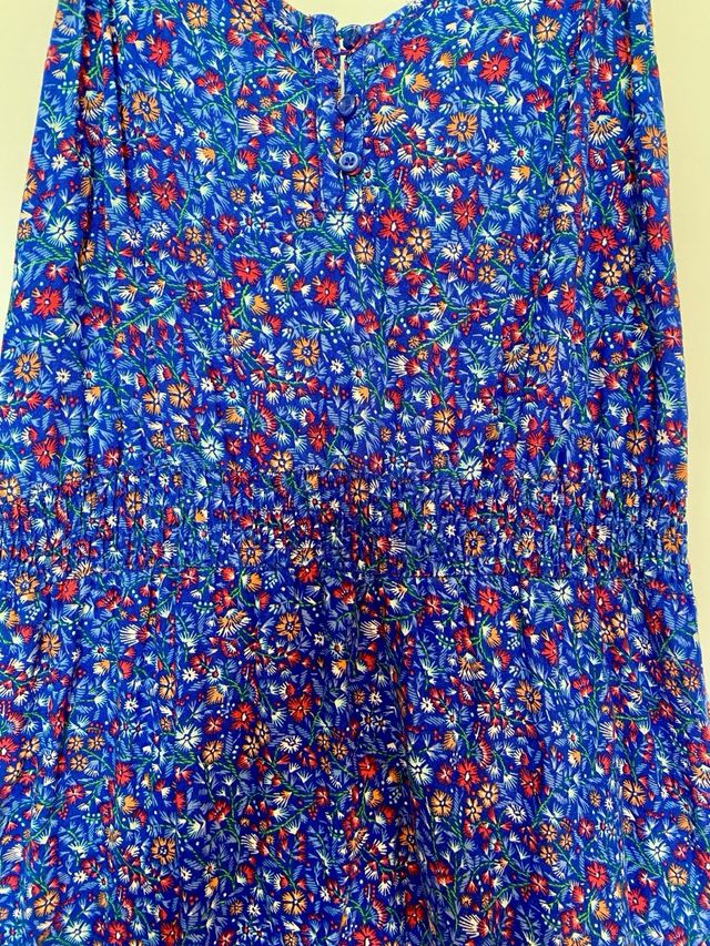 Vestido de verano azul con flores