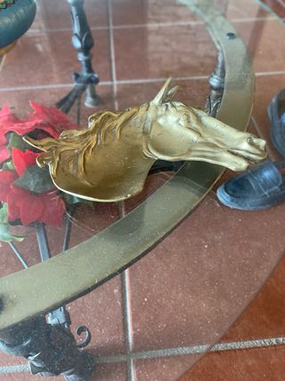 Cenicero de metal con cabeza de caballo
