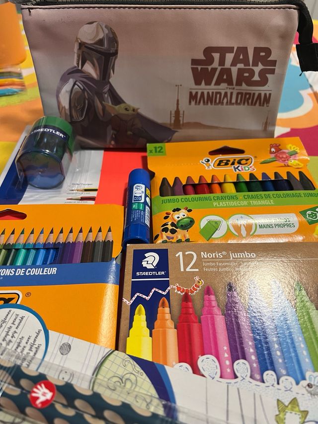 Estuche Star Wars Mandalorian y material escolar
