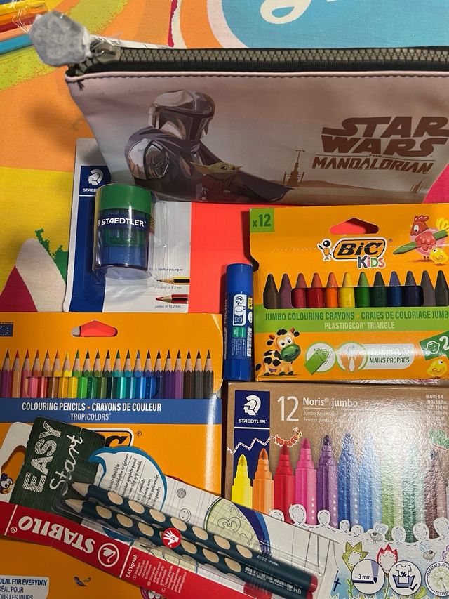 Estuche Star Wars Mandalorian y material escolar