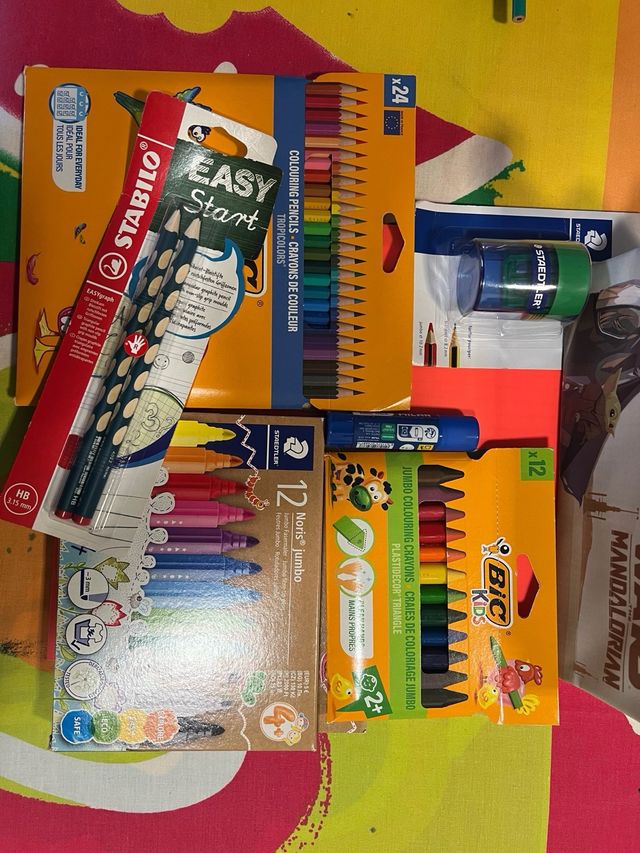 Estuche Star Wars Mandalorian y material escolar