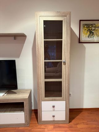 Conjuntos muebles salón, vitrina y mesa.