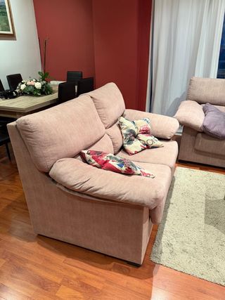 Conjuntos muebles salón, vitrina y mesa.