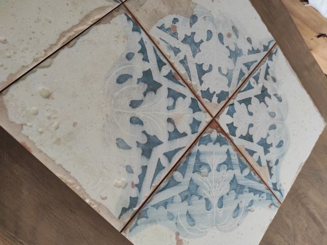 Baldosas vintage con diseño floral azul