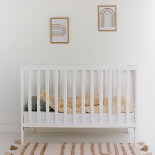 Cuna de madera blanca