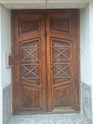 Puerta de madera para exterior. Casa pueblo