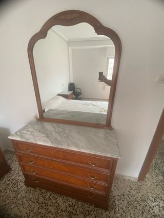 Cómoda de madera con espejo y tapa de mármol