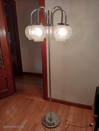 Lámpara de pie plateada con 5 luces