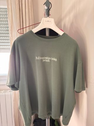 Camiseta verde Bershka con mensaje