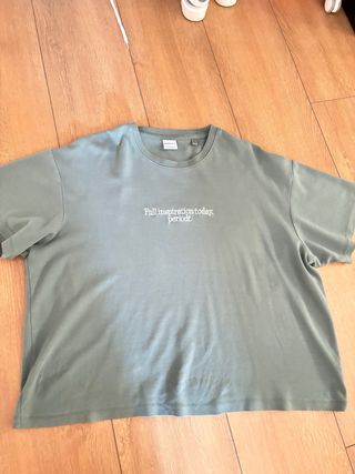Camiseta verde Bershka con mensaje