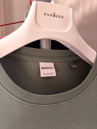 Camiseta verde Bershka con mensaje