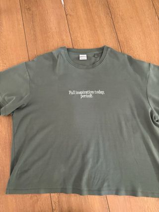 Camiseta verde Bershka con mensaje