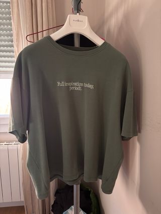 Camiseta verde Bershka con mensaje