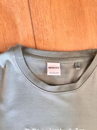 Camiseta verde Bershka con mensaje