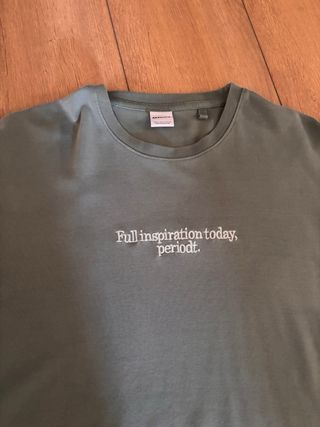Camiseta verde Bershka con mensaje