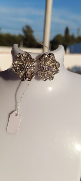 Pendientes plateados con pedrería