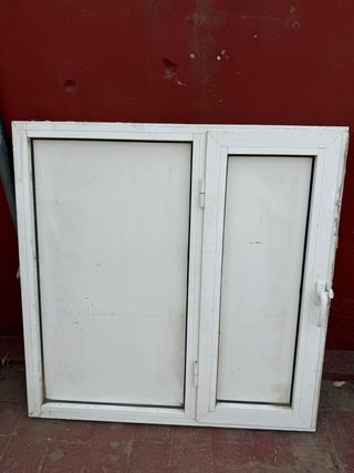 Ventana blanca de aluminio