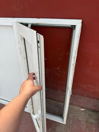Ventana blanca de aluminio