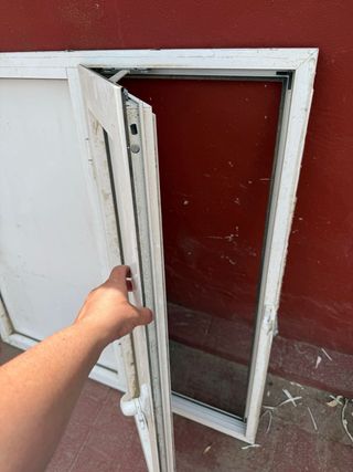Ventana blanca de aluminio