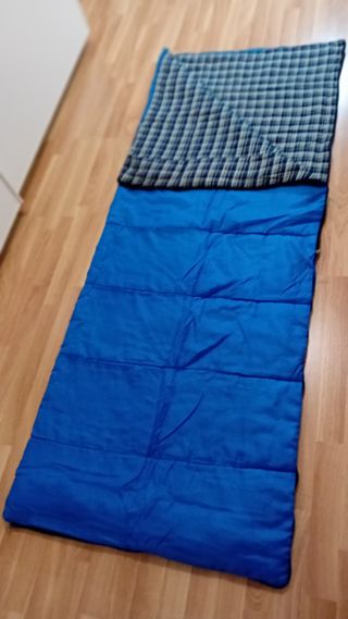 Saco de dormir azul y cuadros