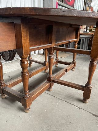 Mesa antigua de madera redonda plegable