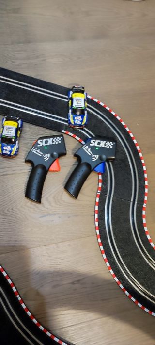 Scalextric compact con dos coches y mandos wireles