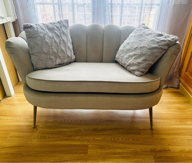 Sofá moderno beige y gris. Dos plazas.
