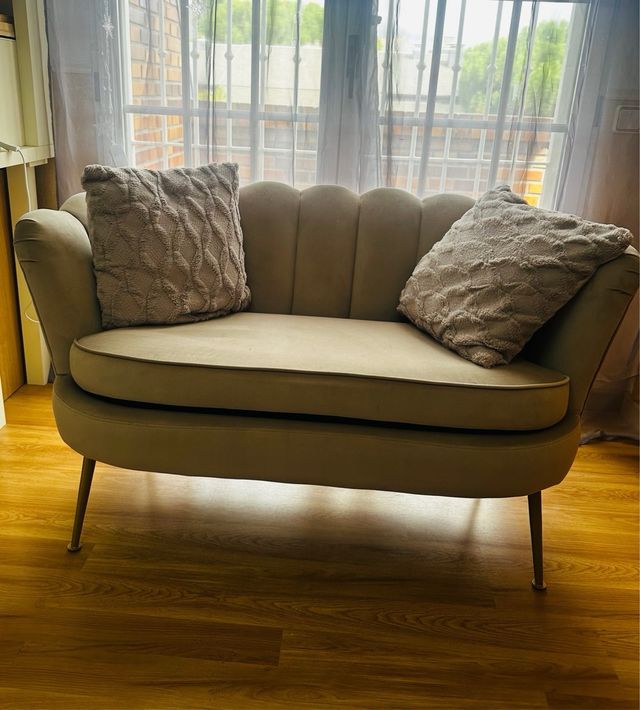 Sofá moderno beige y gris. Dos plazas.