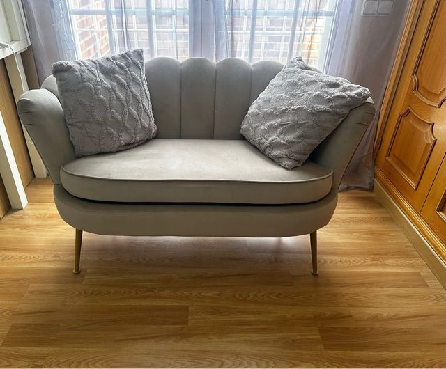 Sofá moderno beige y gris. Dos plazas.