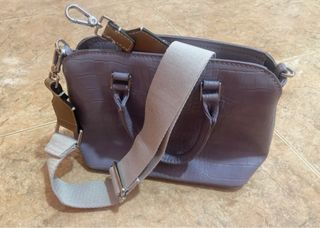 Bolso morado piel efecto cocodrilo