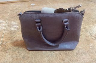Bolso morado piel efecto cocodrilo