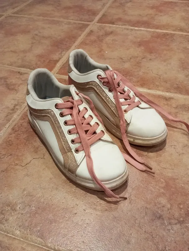 Zapatillas Blancas y Rosas