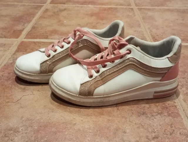 Zapatillas Blancas y Rosas