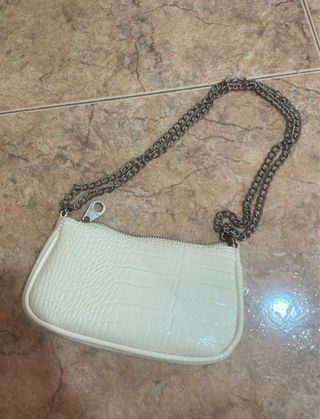 Bolso blanco piel efecto cocodrilo con cadena