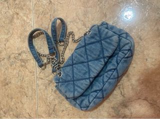 Bolso vaquero acolchado con cadena