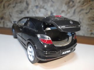 Se vende Opel Astra GTC escala 1:18