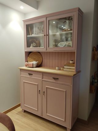 Alacena de madera lacada con puertas de cristal