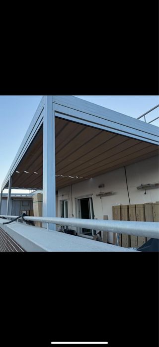 Pérgola motorizada con toldos corredizos