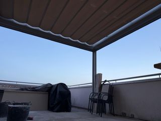 Pérgola motorizada con toldos corredizos