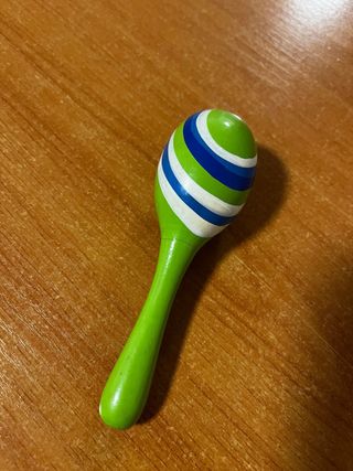 Sonajero de madera con rayas verdes y azules
