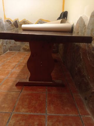 Mesa de bodega de madera rústica