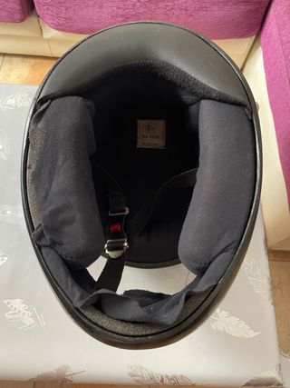 Casco de moto negro con visera